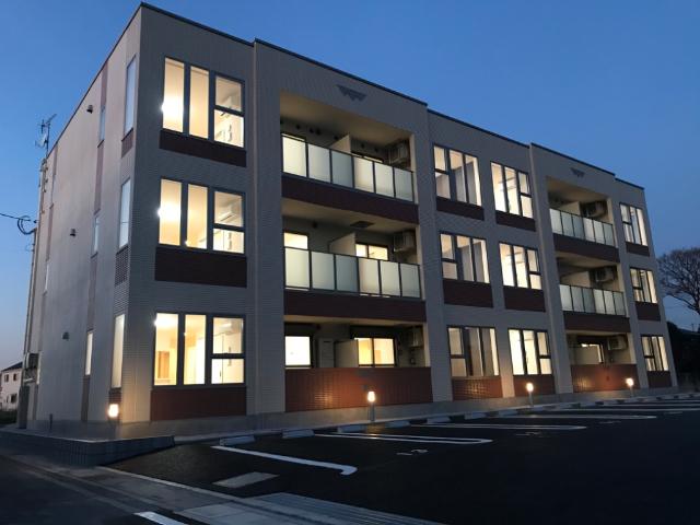 カサブランカ 外観写真（夜）