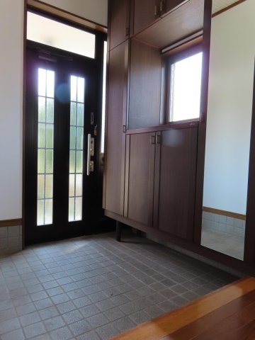 越谷市平方戸建 明るく広い玄関＆ホール／大型シューズボックス／姿見あり