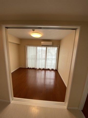 藤和中野坂上コープ604号室 リビングつながっており、広々な空間。二重窓ついてます。