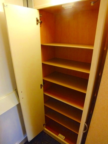 レオパレスクライネシュロス106号室 玄関