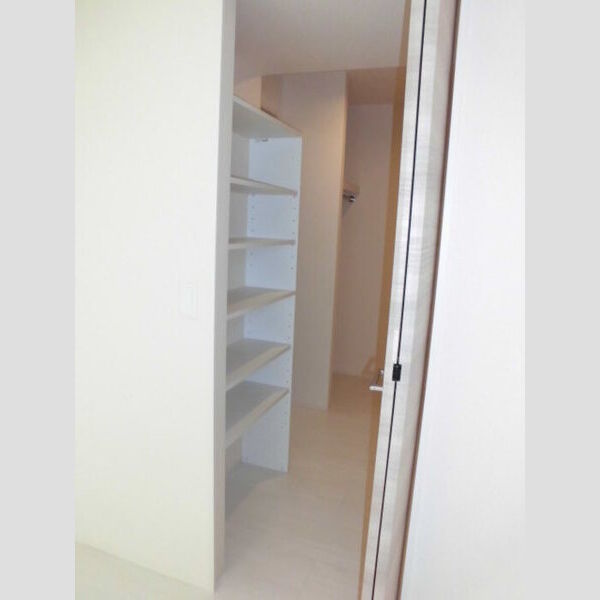 シャインコート 洋室からウォークスルークローゼットを通って洗面所に行けます