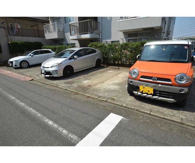 ＣＯＭＦＯＲＴＳ３２ 駐車場