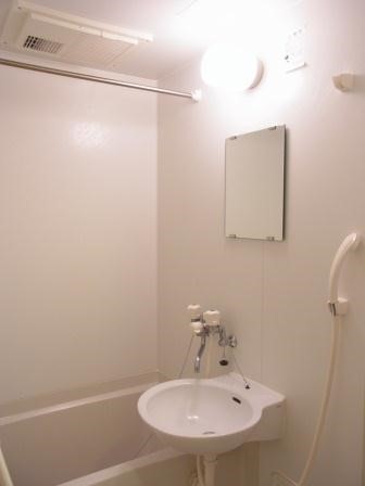 レオパレスエストゥベンダ 雨の日にも便利な浴室乾燥機付き