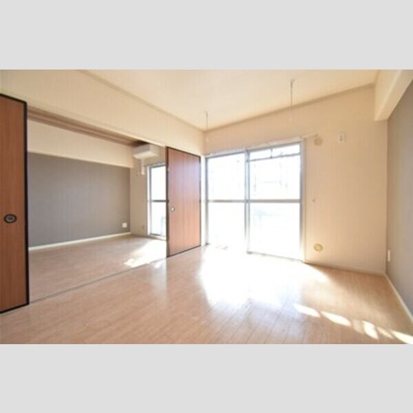 マンションビスタリカ305号室 居室とリビングダイニング