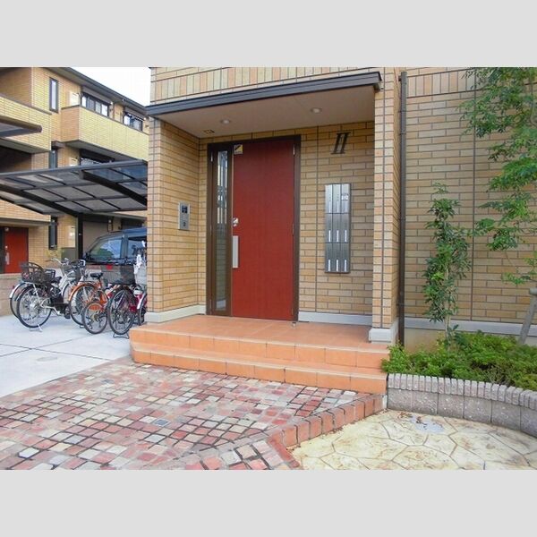 ロイヤルティアラⅡ・ⅢⅡ301号室 エントランス