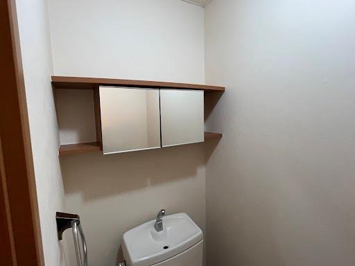 メゾン・ラクウショウ203号室 トイレ上収納