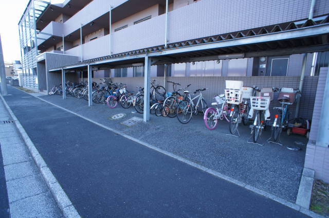 サンシャインパレス0202号室 屋根付駐輪場で、雨が降っても安心