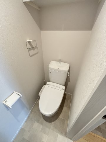 ウィンメゾン薬園台0203号室 トイレ