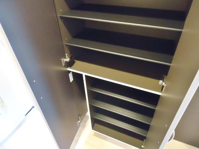 コート・ブリィス長津田 下駄箱