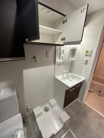 ベイハウス金沢文庫102号室 室内洗濯機置場の上には棚があります！