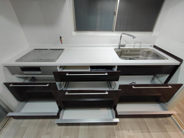 岩槻区東町1丁目 戸建 キッチン収納は使いやすい引き出し型