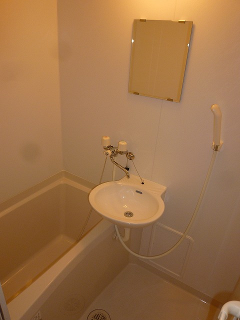 レオパレスロワール郡本206号室 ユニットバス・洗面台付