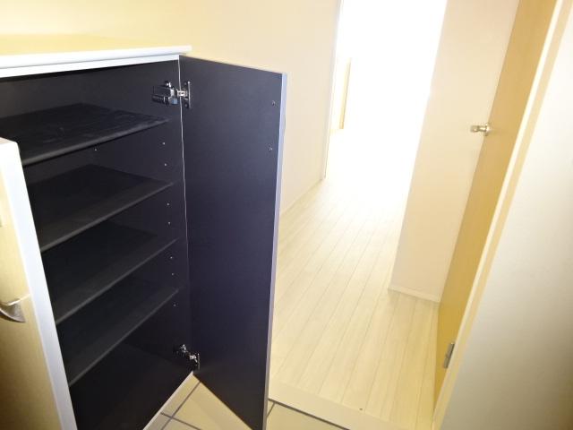 ネオブロッサム101号室 下駄箱