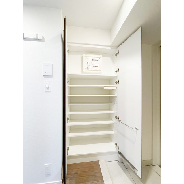 オーパスホームズ南行徳0405号室 靴箱