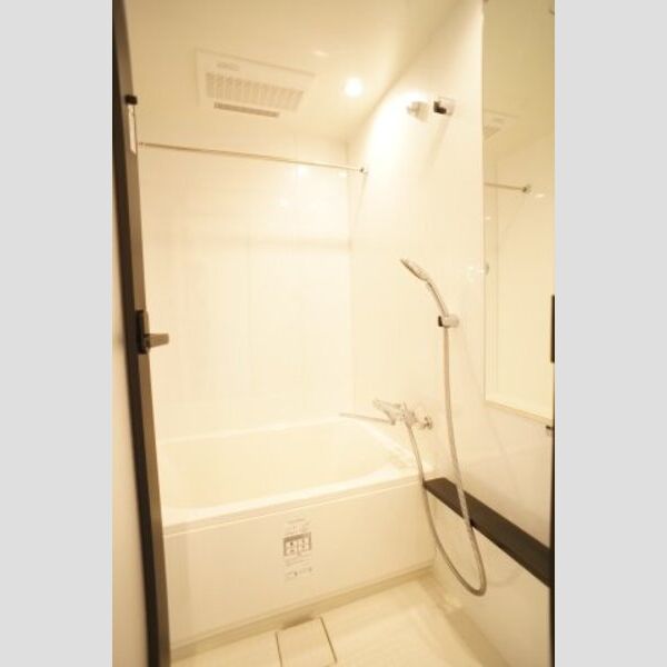 プライムメゾン錦糸町 サーモスタット水栓は温度調整が簡単♪ボトル棚板も便利です♪浴室乾燥機もついています。 