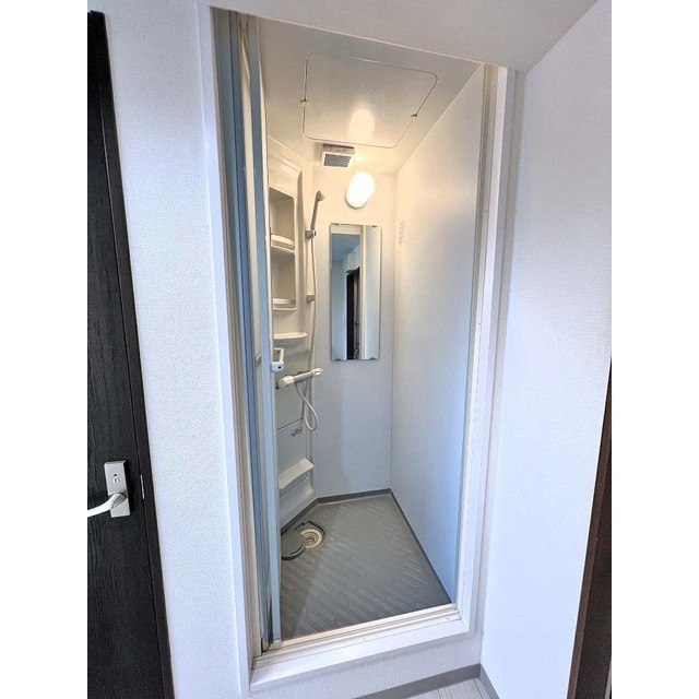 リアナ世田谷アパートメント コンパクトなシャワールームです