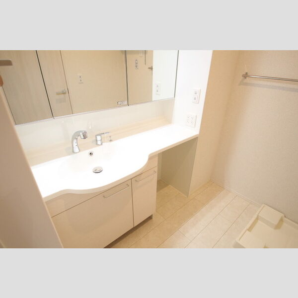 クレール扇306号室 ワイド3面ミラーの洗髪洗面化粧台♪