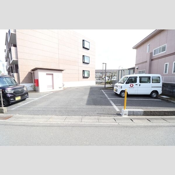 エーデルハイム峯岸 駐車場