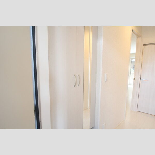 クレール扇105号室 ミラー付のシューズボックス!