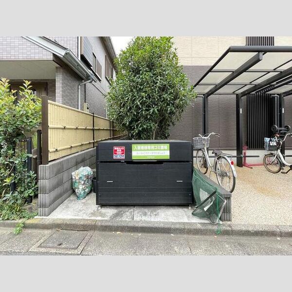 ガーデンハウス東山 ゴミストッカー