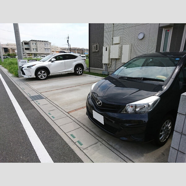 ラヴニール アン 駐車場