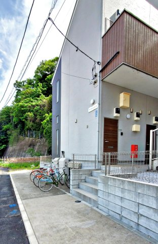 アーヴェル元住吉Ⅱ103号室 エントランスには自転車、バイク駐輪可能です。