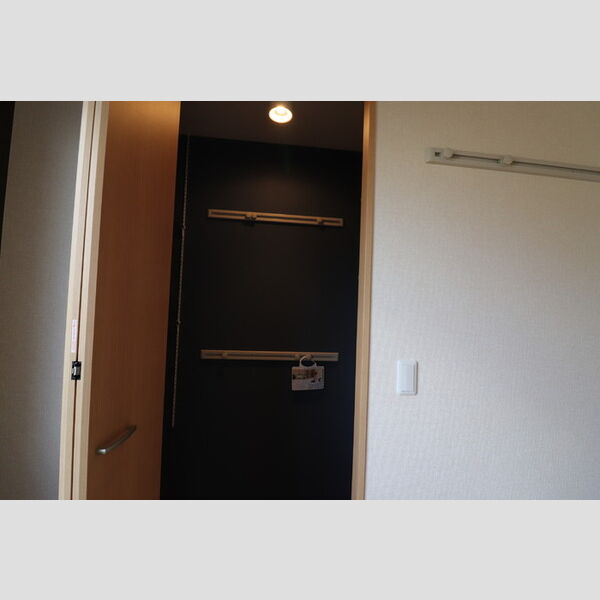 レジデンスフジミ203号室 ワンステップクローゼット