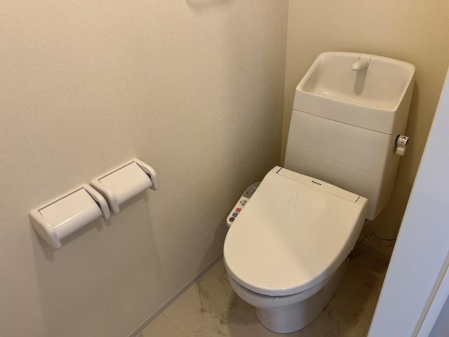 テンポ・フェリーチェ栄102号室 シャワー付トイレ