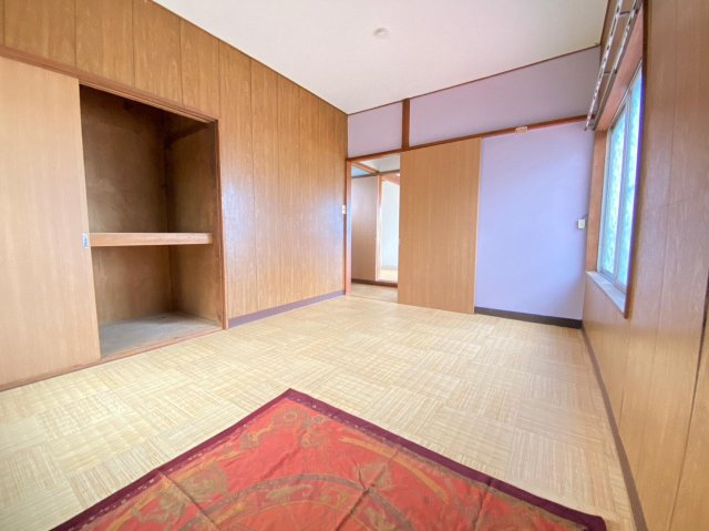 アルファ横浜 押入れ付きの2階洋室。アクセントはラベンダー色