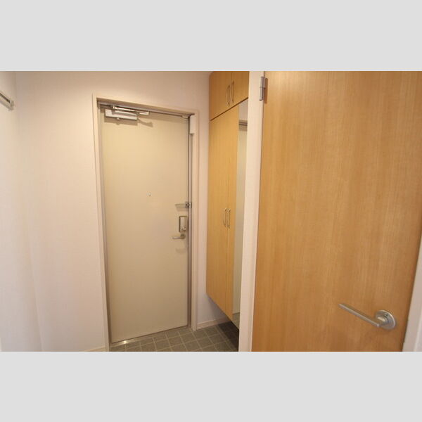 プランドールB302号室 玄関にはミラー付シューズボックス!