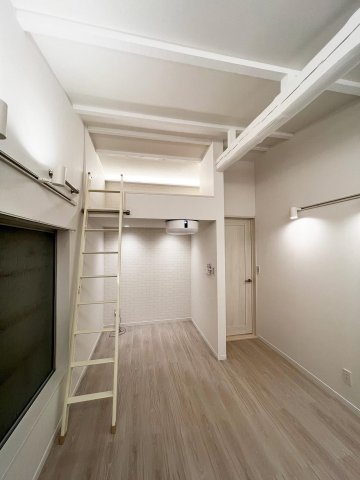ペット健康館 志木　デザイナーズリノベ戸建 2階ロフト収納付シアタールーム。PopInAladdin完備