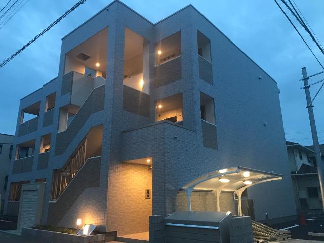 カルティベイト 外観写真（夜）