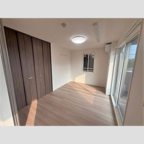 シャイングレイス201号室 洋室①