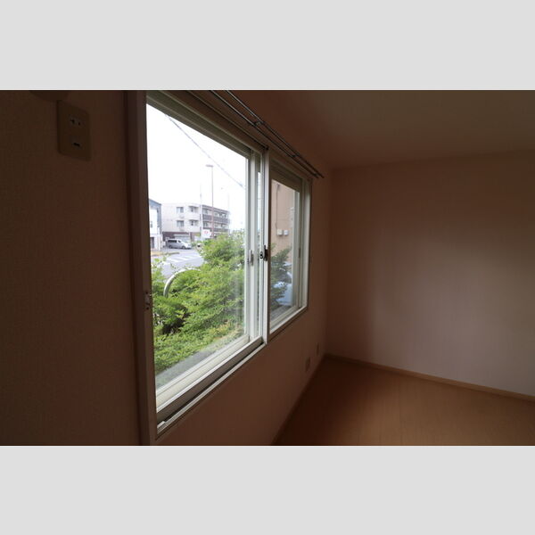 リビングタウン北上尾　A102号室 北側洋室2重窓