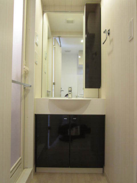 グランド・ガーラ横濱元町4階 コンパクトで使いやすい洗面所