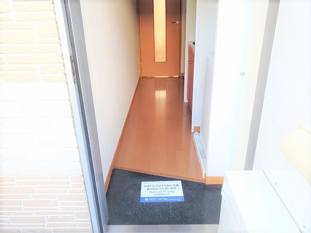 レオパレスメディオ 玄関