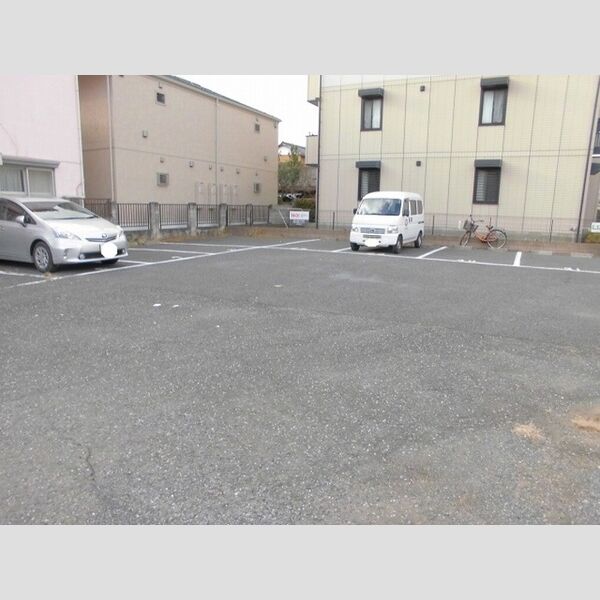 アルシオネ　壱番館 駐車場