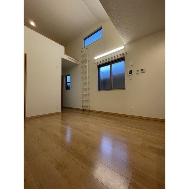 パークアレイ井荻204号室 天井が高く開放感があるお部屋です