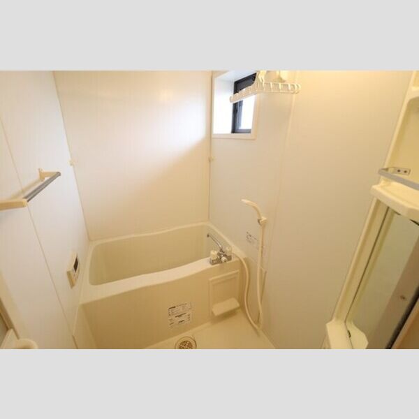 メゾン・ヴェール205号室 追い焚き機能付きバス(窓付き)