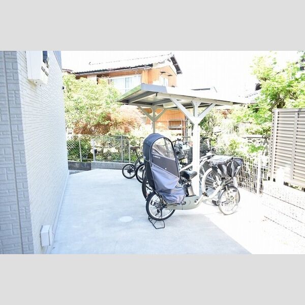 アヴィオール榮 駐輪場