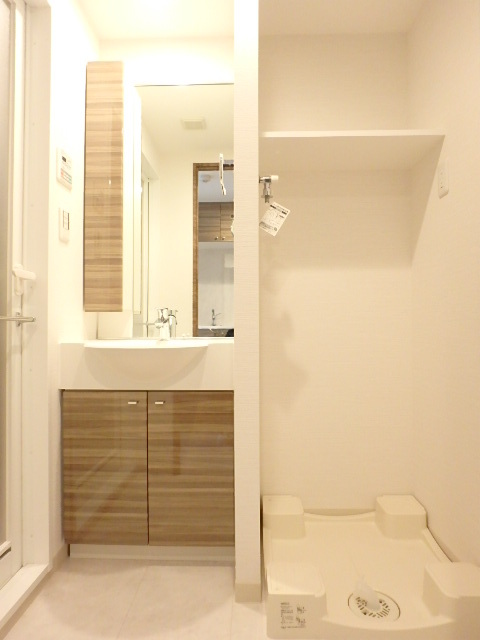 ガーラ・ヴィスタ練馬 大きな鏡付き独立洗面台/洗濯機置場