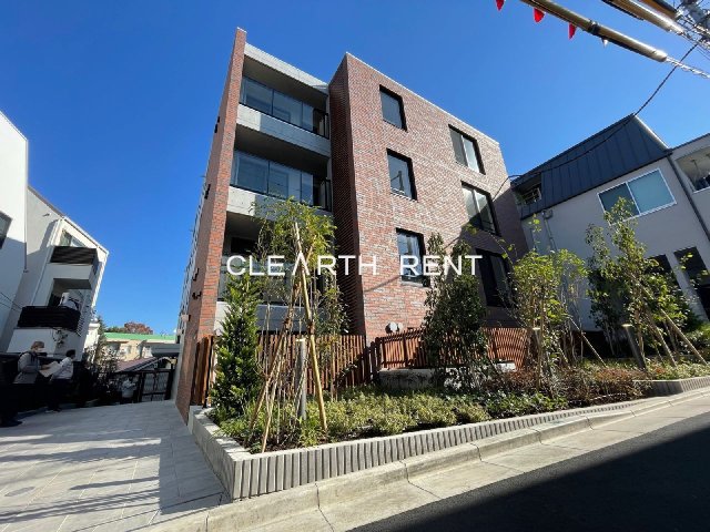 ＧＲＡＮ ＰＡＳＥＯ 駒場東大前1階 レンガ調とコンクリート打ちっ放しのスタイリッシュな外観です。