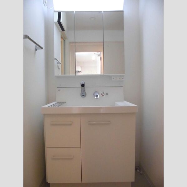 Garden House Ⅲ 大宮土呂駅前 広々とした洗髪洗面化粧台♪