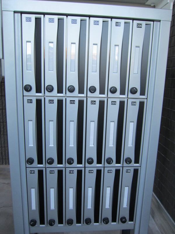 リブリ・エムール1階 ポスト