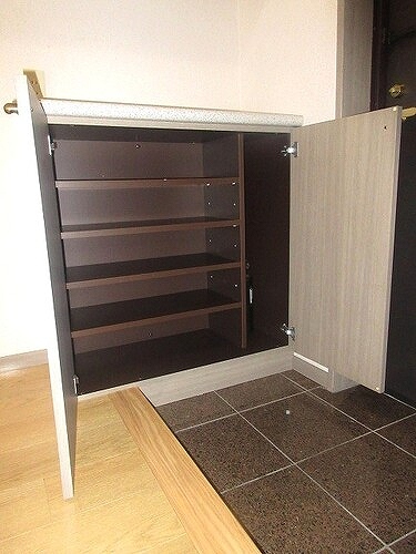 ライオンズマンション平塚宝町6階 下足入　内装後　前回募集時／2024年10月の写真