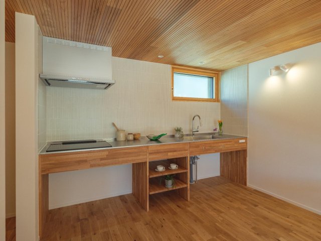 Kizuki Terracehouse 川和台 タイル壁の広々キッチン。IH搭載、食洗機設置可能