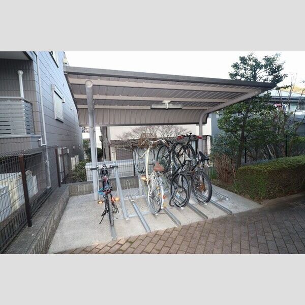 ドミール岩瀬 駐輪場