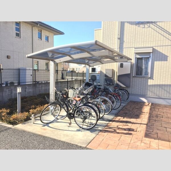 une cachette202号室 屋根付駐輪場