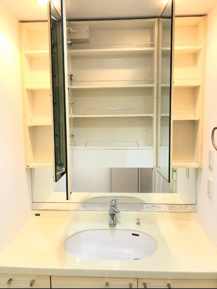 ファミール銀座イースト14階 独立洗面台は三面鏡になっており、お化粧やヘアセットに便利です