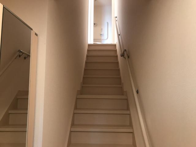 ラフィネ201号室 階段